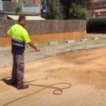 Hombre regando Aplicación control de polvo con GeoCompact Antipolvo